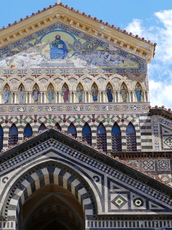 Dettagli della facciata principale, in pietra e maioliche, del Duomo di Amalfi, in provincia di Salerno
