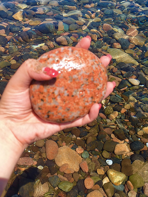Dettaglio pietra porfido rosso a Coccorrocci
