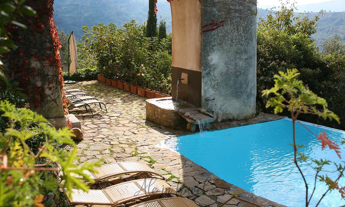 Dettaglio dell'esterno e della piscina di Domus Laeta - Agriturismo/Hotel a Giungano (Salerno)