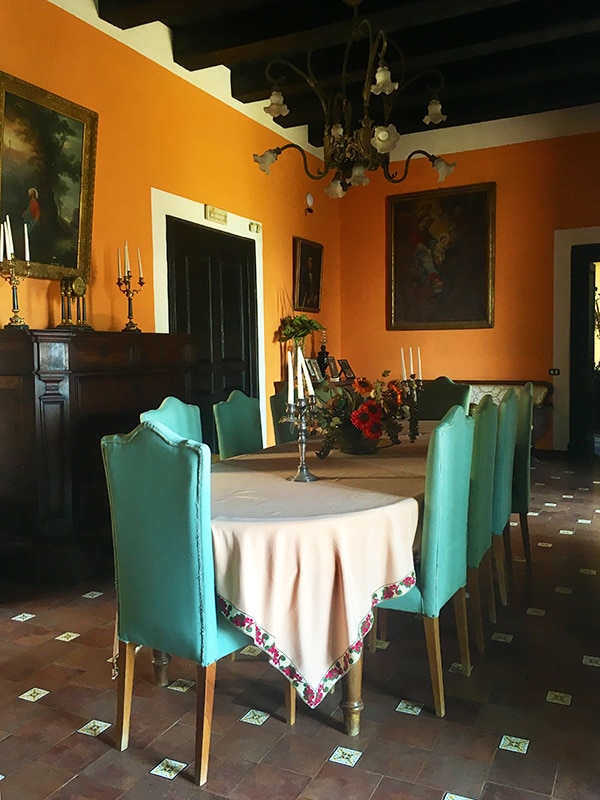 Sala da pranzo con mobilio d'epoca, Domus Laeta