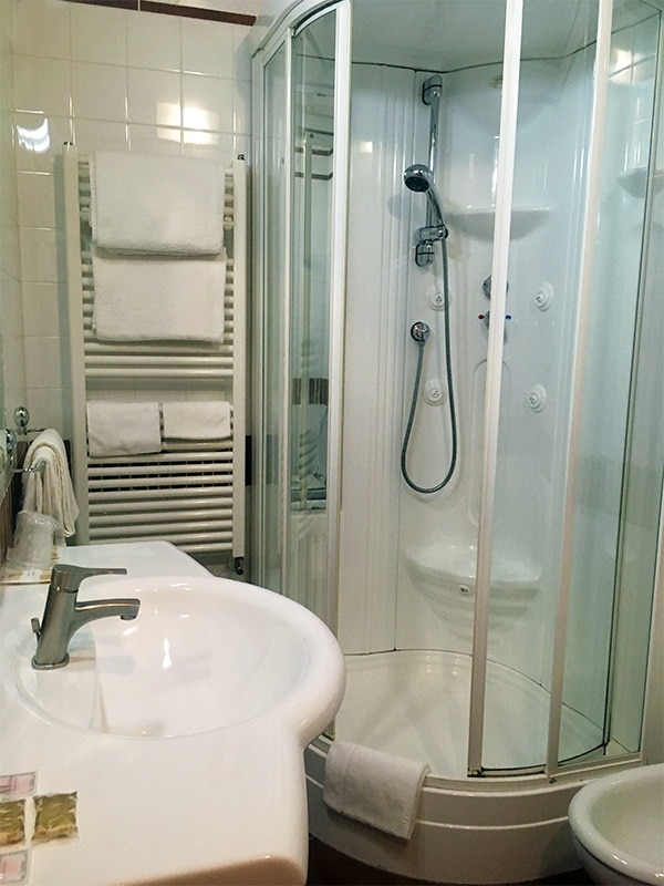 Dettaglio della camera Doppia Superior: bagno con doccia idromassaggio