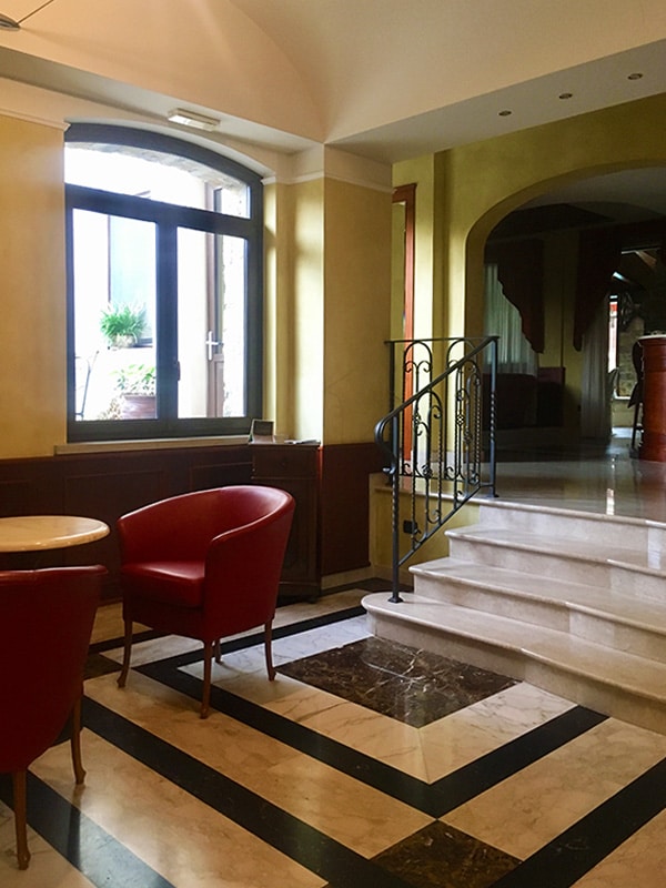 Dettaglio della Hall dell'Hotel Villa Venus Resort & Spa ad Atena Lucana