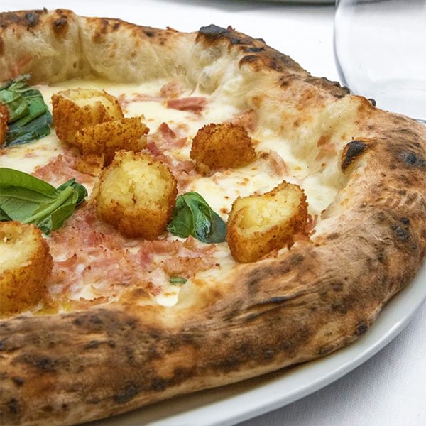 Dove mangiare a Salerno durante Luci d'Artista: Pignalosa Pizzeria, dettaglio pizza crocché