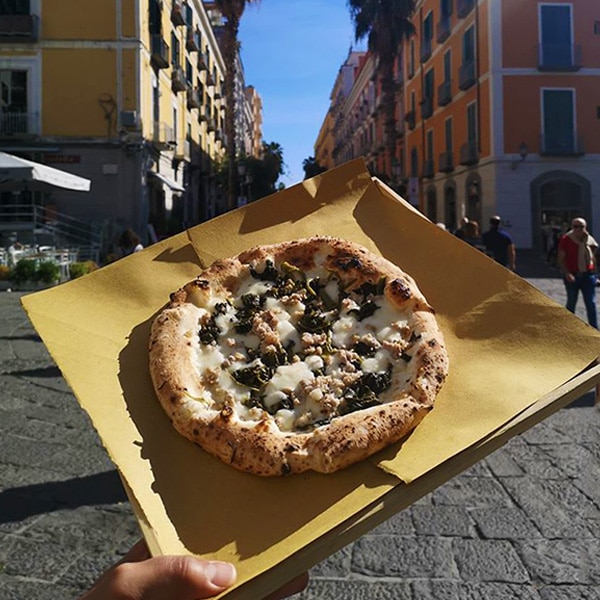 Dove mangiare a Salerno durante Luci d'Artista: Pizzaportafoglio e fessarie, pizza in Piazza Portanova