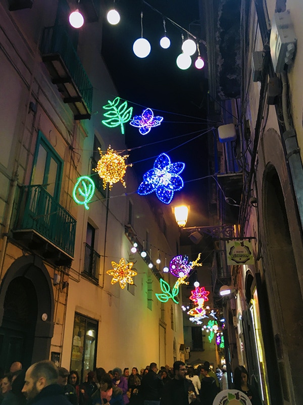 Turisti in via dei Mercanti a Salerno durante le Luci d'Artista