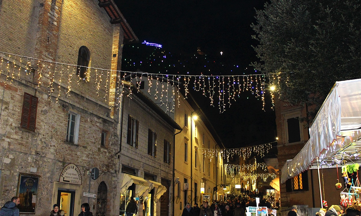 Gubbio a Natale: ruota panoramica e albero di Natale più grande al mondo