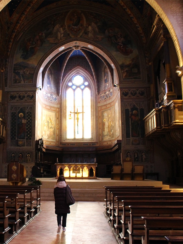 Duomo di Gubbio: dettaglio della navata centrale
