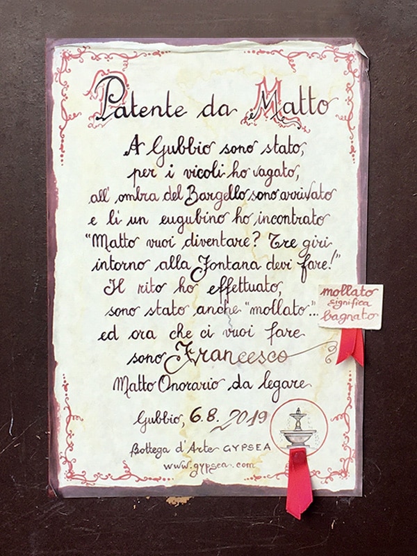Gubbio: Patente da Matto, di fronte alla Fontana del Bargello in Via dei Consoli