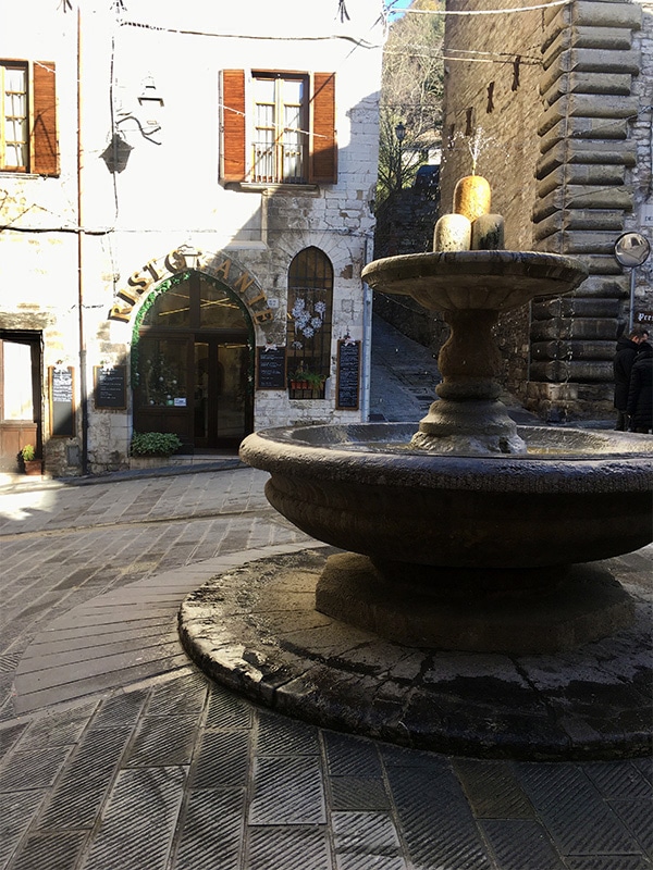 Fontana del Bargello (Fontana dei Matti), in via dei Consoli a Gubbio