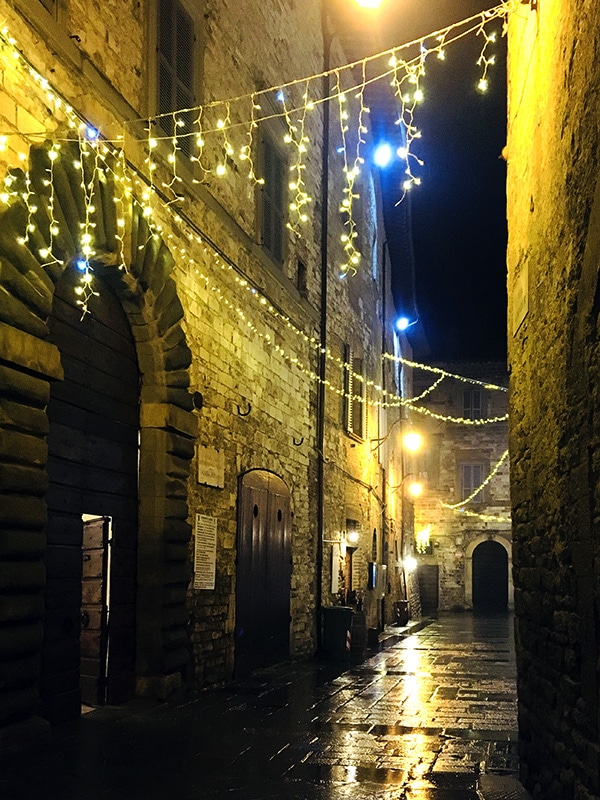 Natale a Gubbio: luci ed atmosfera natalizia tra i vicoli medievali