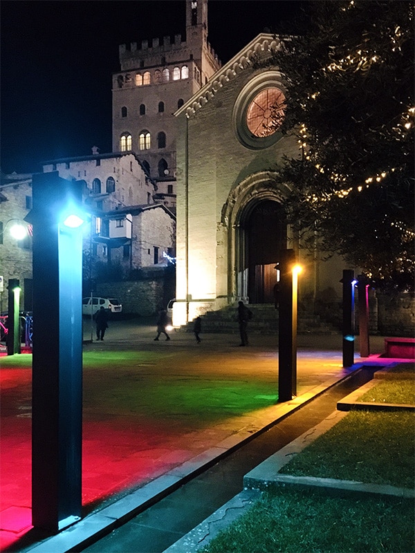 Natale a Gubbio: luci colorate di fronte alla Chiesa di San Giovanni Battista