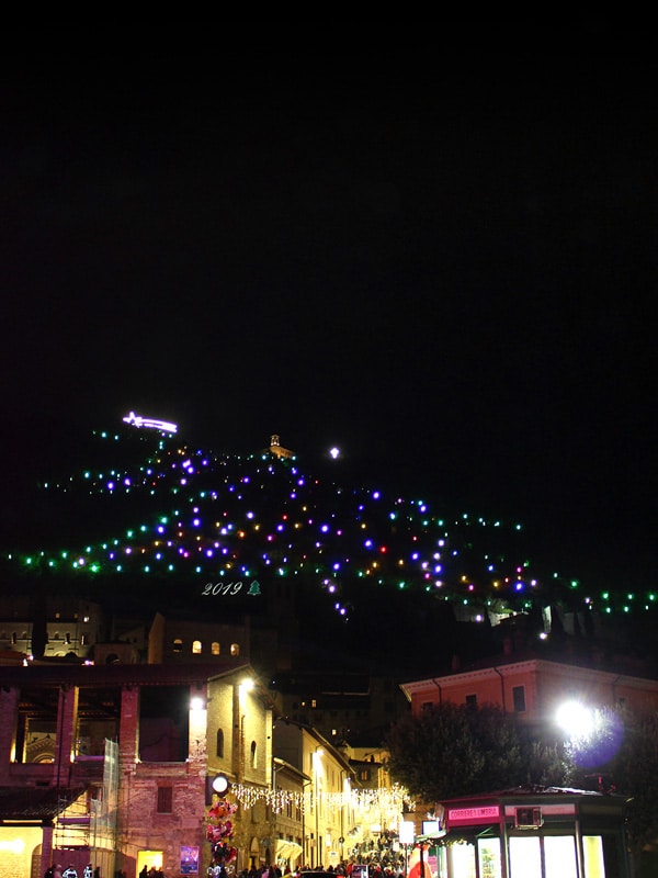 Natale a Gubbio: dettaglio del più grande Albero di Natale al mondo, sul monte Ingino