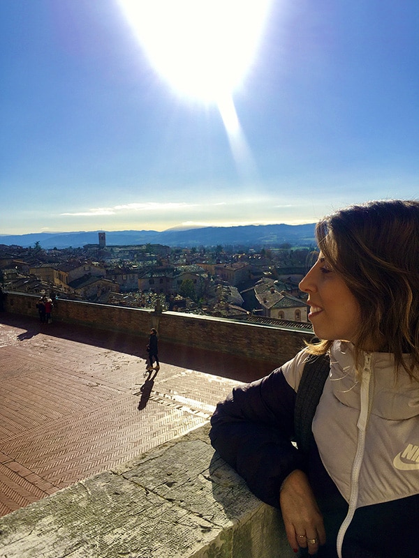 Piazza Grande a Gubbio: panorama sulla città e sulla vallata umbra