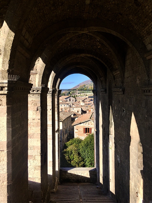 Scorcio di Gubbio, sotto gli archi del Palazzo dei Consoli