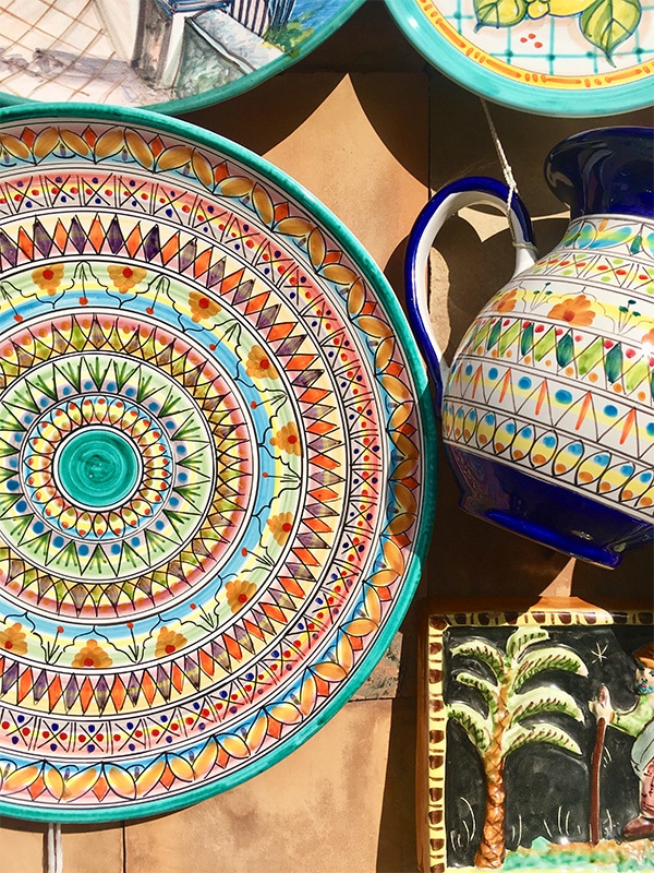 Composizione di ceramiche vietresi coloratissime