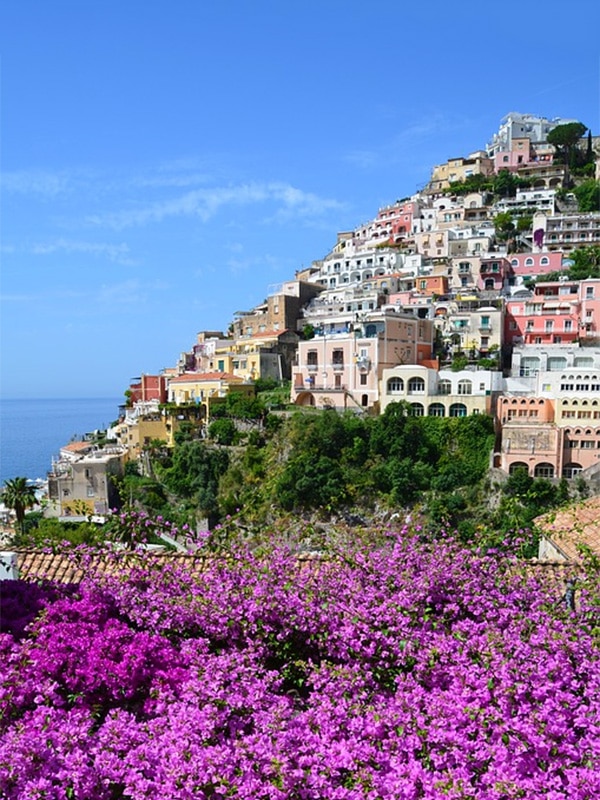 Case colorate digradanti verso il mare a Positano