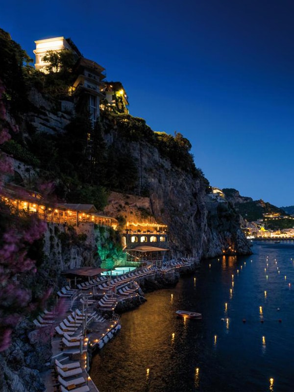 Scorcio dal mare della spiaggia e dell'Hotel Santa Caterina ad Amalfi