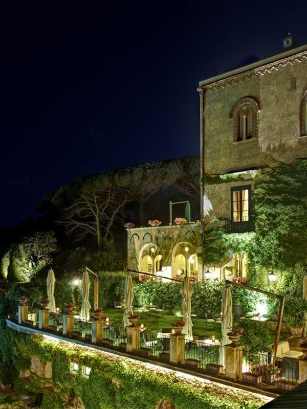 Giardino interno e facciata dell'Hotel Villa Cimbrone a Ravello