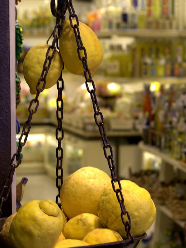 Dettaglio di una bottega tipica di souvenir al centro di Amalfi