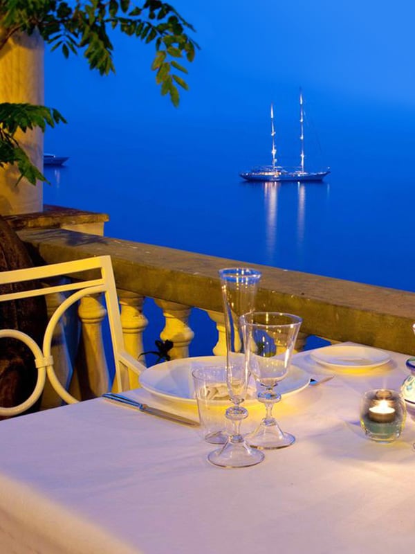 Tavolo con vista sul mare a Villa TreVille a Positano