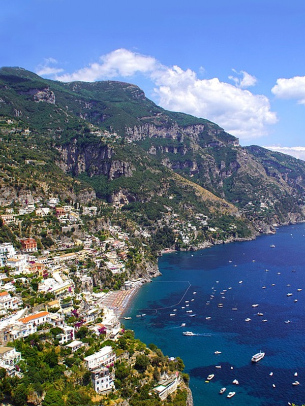 Veduta dall'alto con drone di un tratto della Costiera Amalfitana