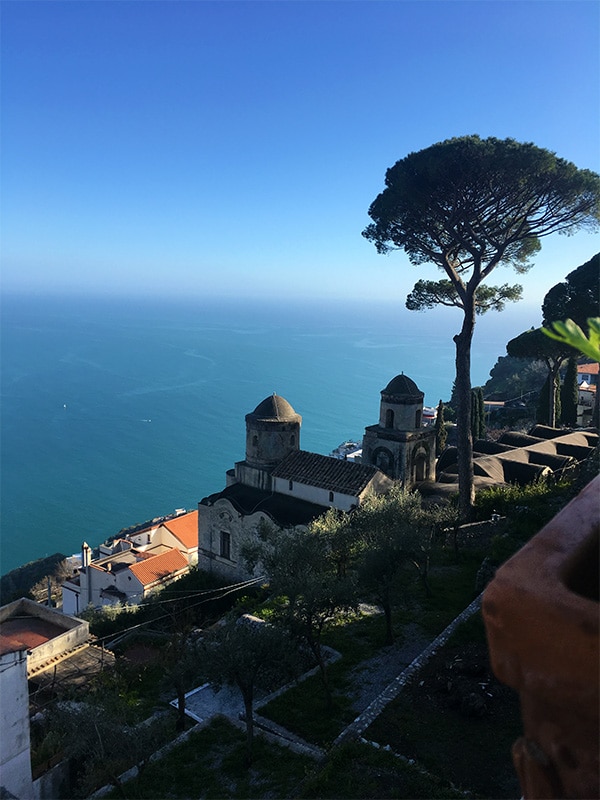 Panorama mozzafiato dalla terrazza di Villa Rufolo a Ravello