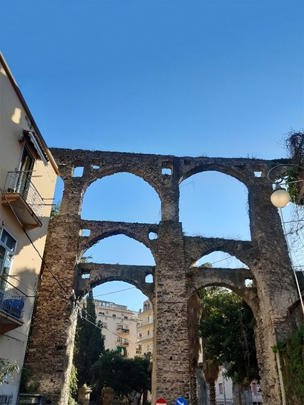 Dettaglio degli archi in pietra dell'acquedotto medievale di Salerno, detto anche "Ponte dei Diavoli"