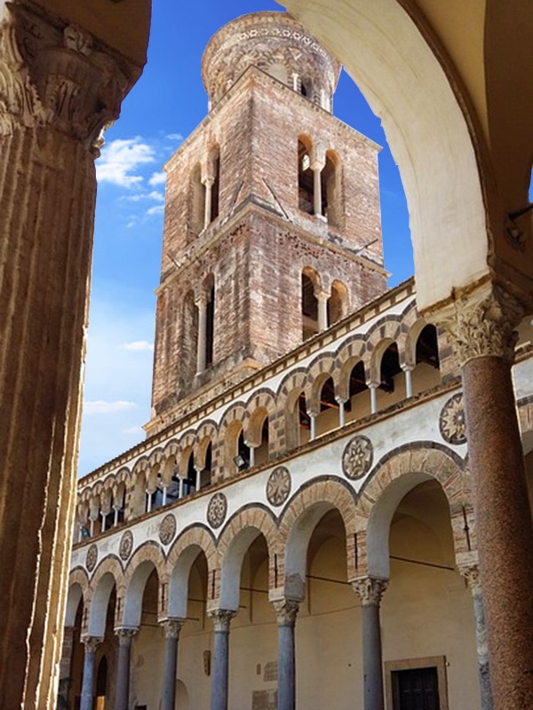 Veduta del campanile del Duomo di Salerno dal chiostro della Cattedrale dedicata a San Matteo