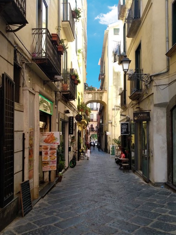 Scorcio di un vicolo del Centro storico di Salerno (Via dei Mercanti)