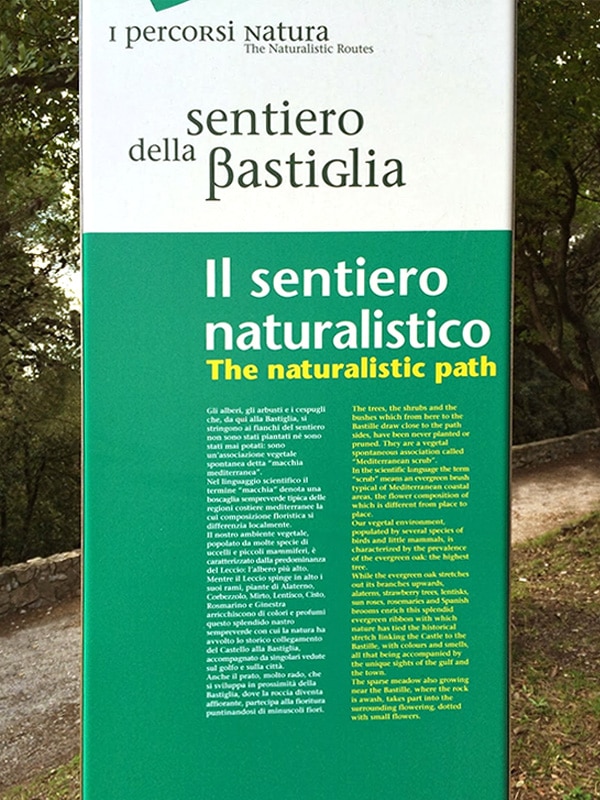 Pannello informativo sul sentiero naturalistico per gli amanti del trekking al Castello Arechi