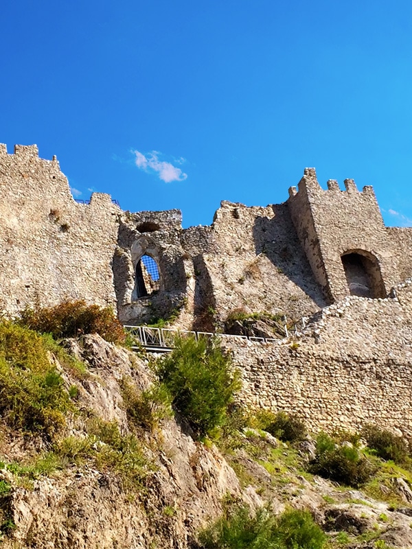 Dettaglio della cinta muraria merlata del Castello Arechi di Salerno