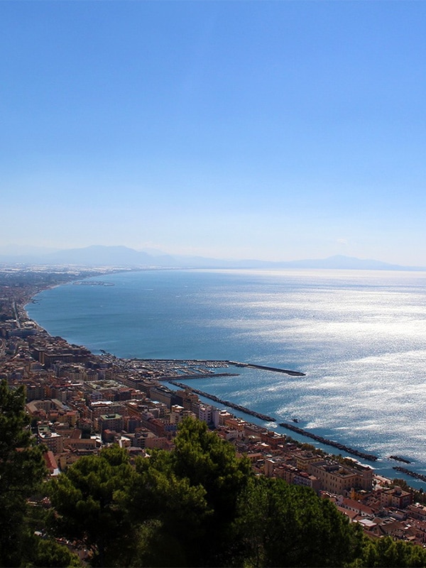 Vista mozzafiato del Golfo di Salerno dalla terrazza panoramica del Castello Arechi