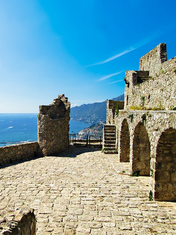 Veduta della Costiera amalfitana dai bastioni merlati del Castello Arechi di Salerno