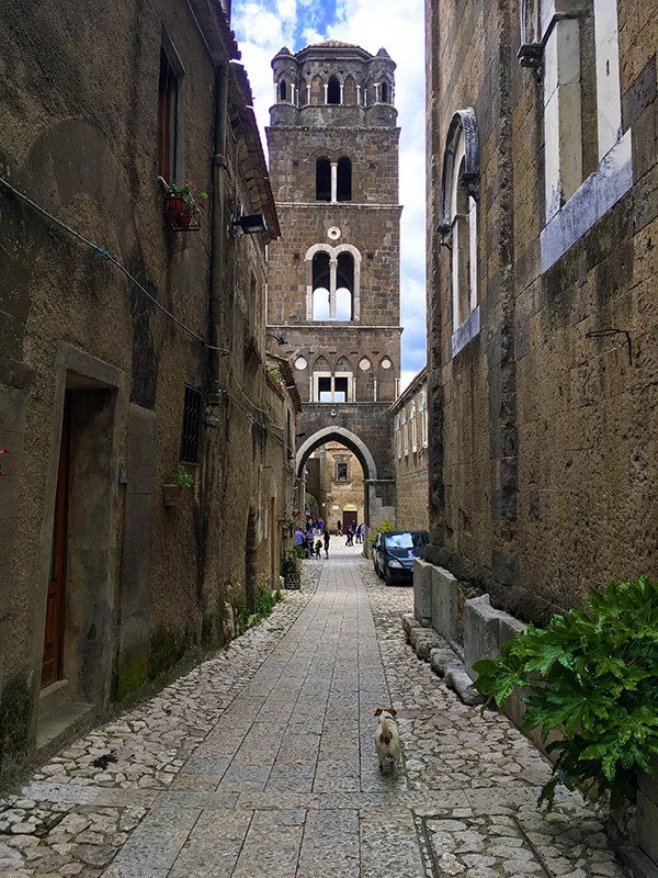 Campanile del Duomo di Caserta Vecchia fotografato da uno dei vicoli medievali