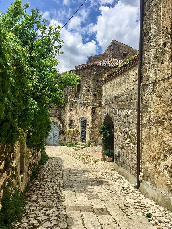 Cosa vedere a Caserta Vecchia: dettaglio di un vicolo medievale