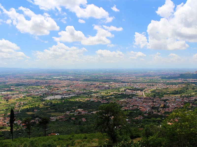 Panorama Casertavecchia: Piana di Caserta e Golfo di Napoli 