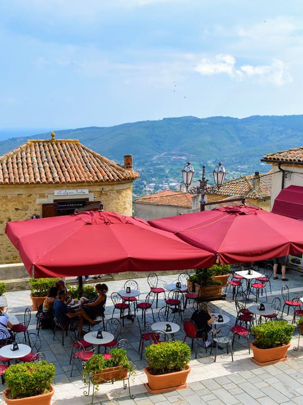 Piazza 10 Ottobre 1123, delle Poste di Benvenuti al Sud, nel borgo di Castellabate