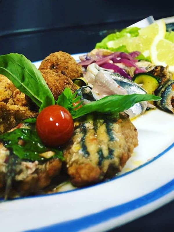 Cosa mangiare a Castellabate: fritto misto di mare con alici e verdure