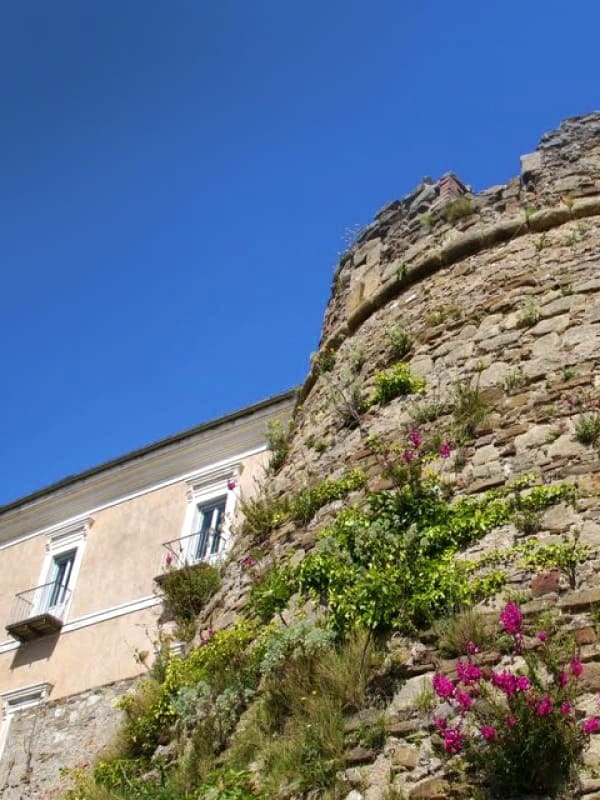 Prospettiva del Castello dell'Abate nel borgo di Castellabate