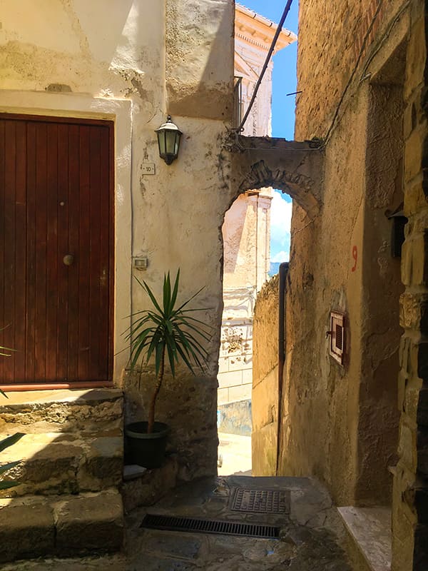 Scorcio con arco in pietra che incornicia il cielo sopra il borgo di Castellabate