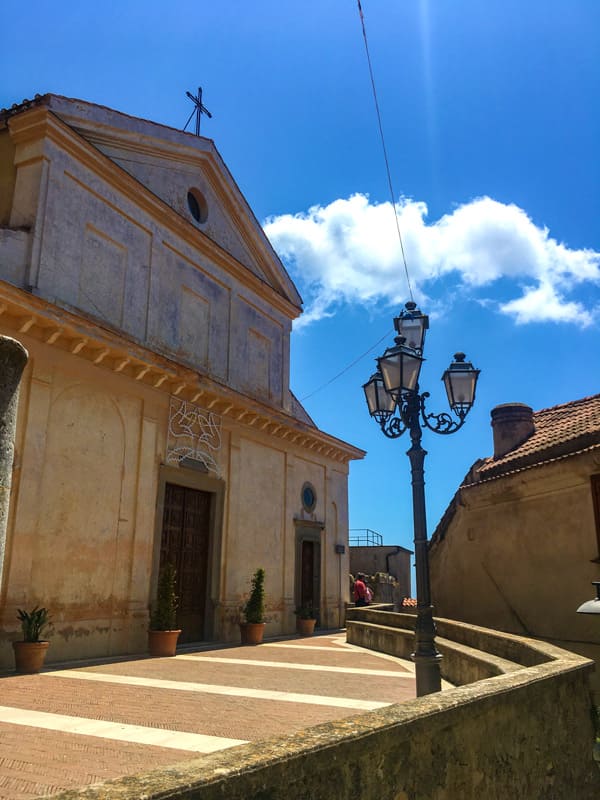 Piazzetta con la Basilica Santa Maria de Gulia nel borgo di Castellabate