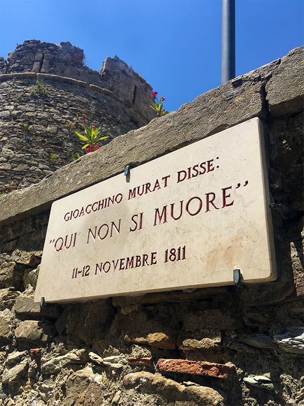 Cosa vedere a Castellabate: la targa "Qui non si muore"