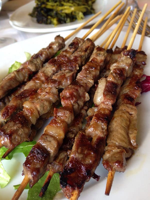 Cosa mangiare in Abruzzo a Pescocostanzo: arrosticini di pecora.