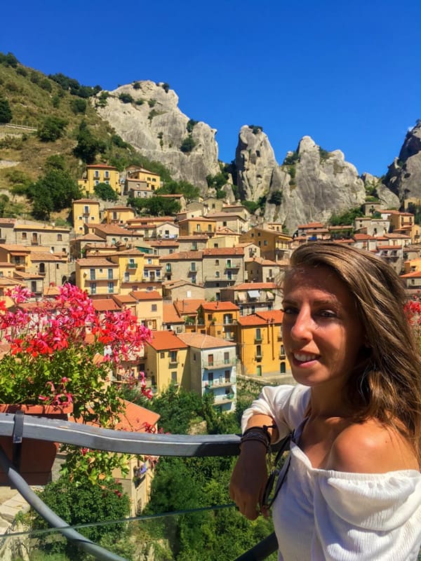 Scorcio scenografico del borgo di Castelmezzano dalla piazza principale del paese