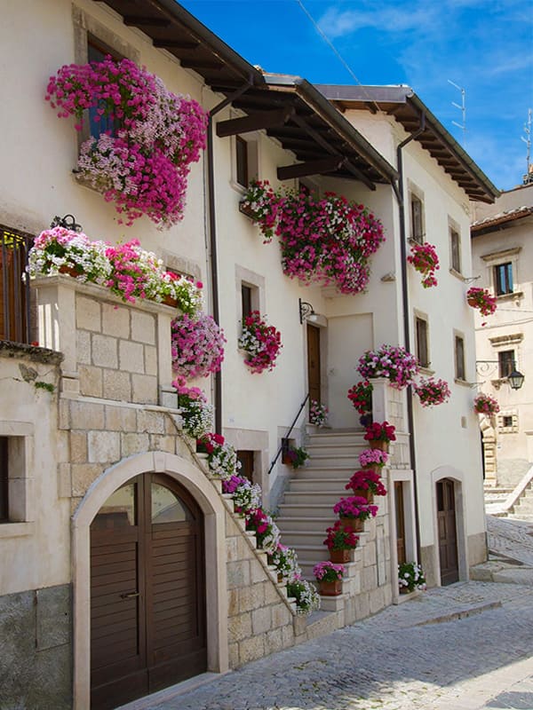 Davanzali fioriti nel centro storico di Pescocostanzo, in Abruzzo.