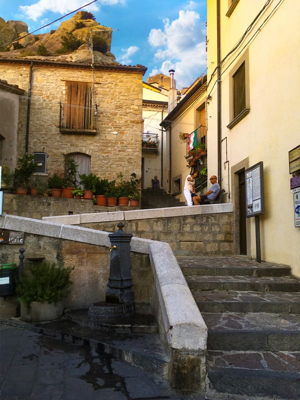 Ingresso al quartiere medievale l'Arabata nel centro storico di Pietrapertosa