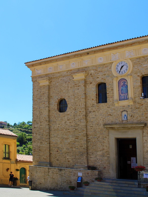 Ingresso principale della Chiesa di Santa Maria dell'Olmo a Castelmezzano (Potenza)