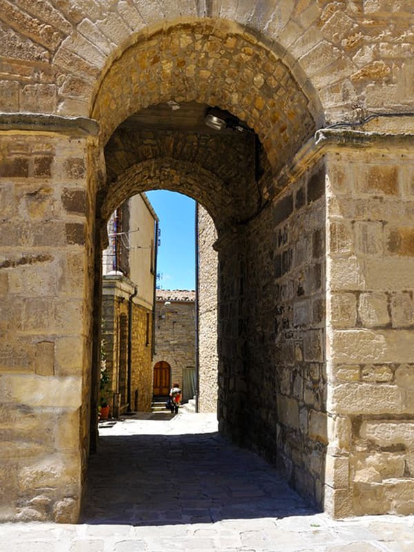 Scorcio caratteristico vicino al campanile della Chiesa Madre di Pietrapertosa