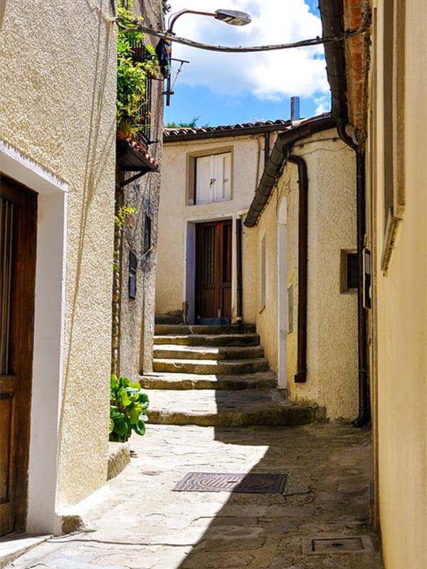 Prospettiva caratteristica di un vicolo del borgo lucano: Pietrapertosa.