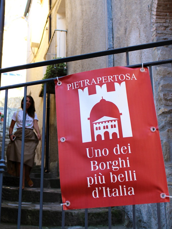 La targa rossa che premia i Borghi più belli d'Italia.